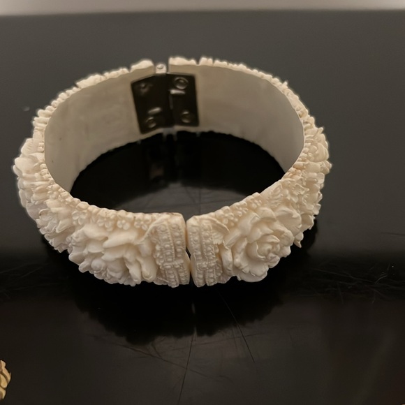 Vintage Estate Off White Carved Retro Floral Cuff Bracelet - Picture 3 of 4